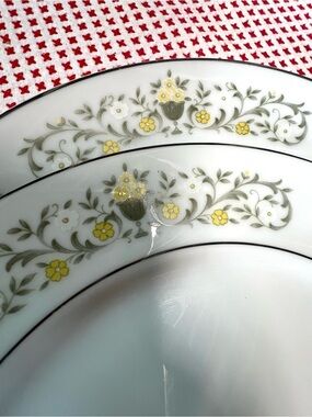 Vintage fine china Japan Florentine plates replacement yellow flower grandma